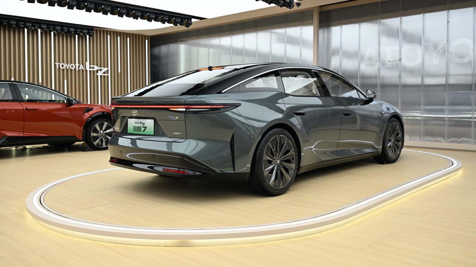 Toyota bZ7: Πρεμιέρα για την ηλεκτρική ναυαρχίδα των Ιαπώνων
